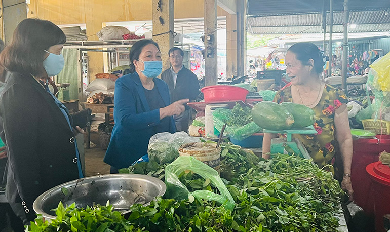 Kiểm tra hoạt động mua bán tại các chợ truyền thống